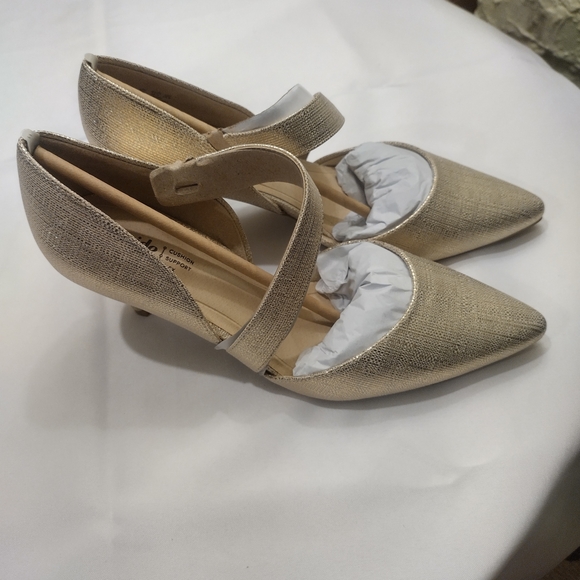 Elegant Gold Women's Shoes - Picture 2 of 7